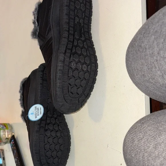 Minnetonka Black Fur-Lined Winter Boots - Picture 3 of 3